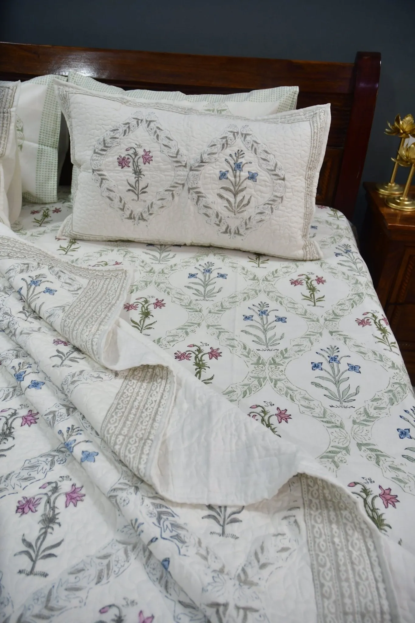 Classic Mughal Jaal Bedding set