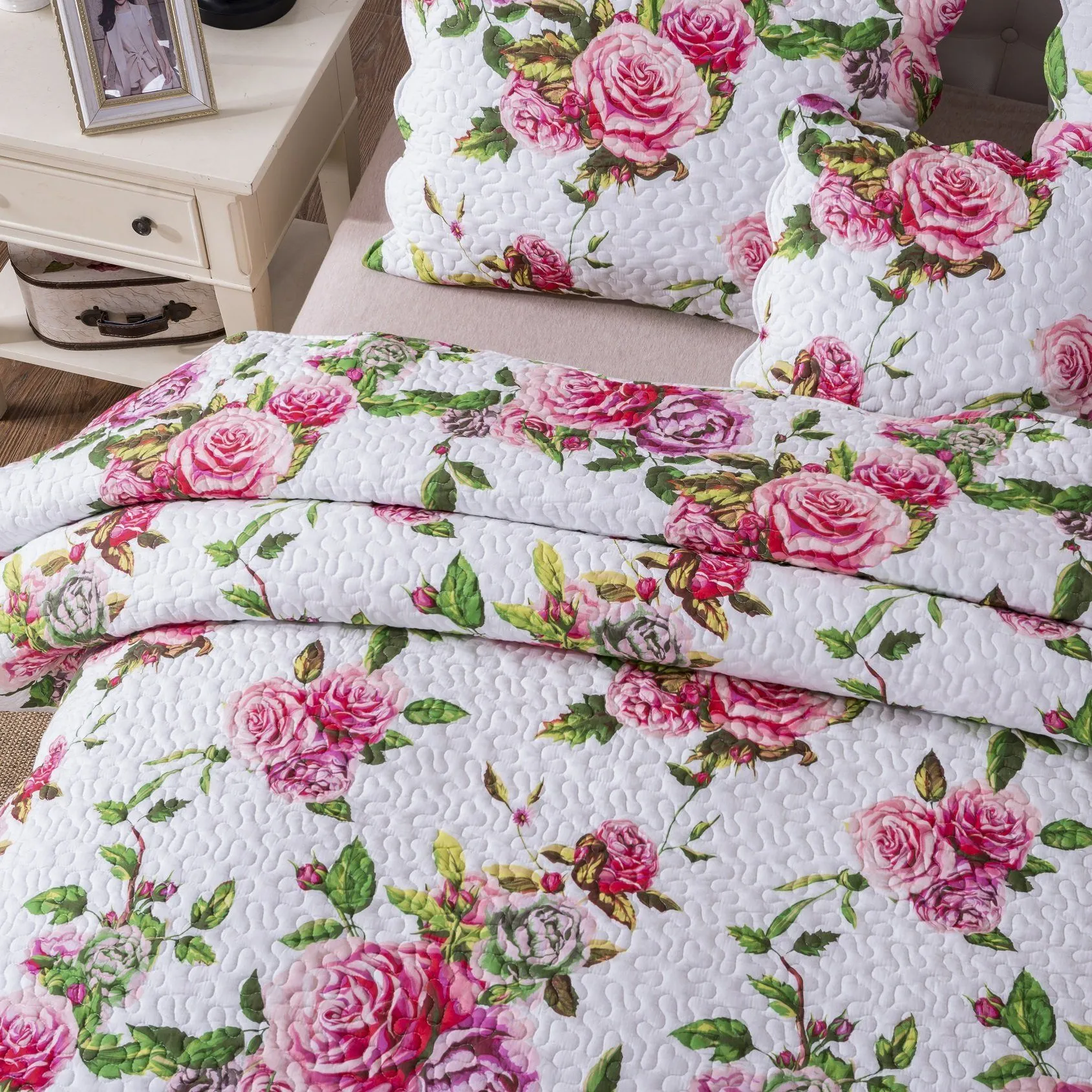 DaDa Bedding Romantic Roses Lovely Spring Pink Floral Quilted Scalloped Bedspread Set (JHW879)