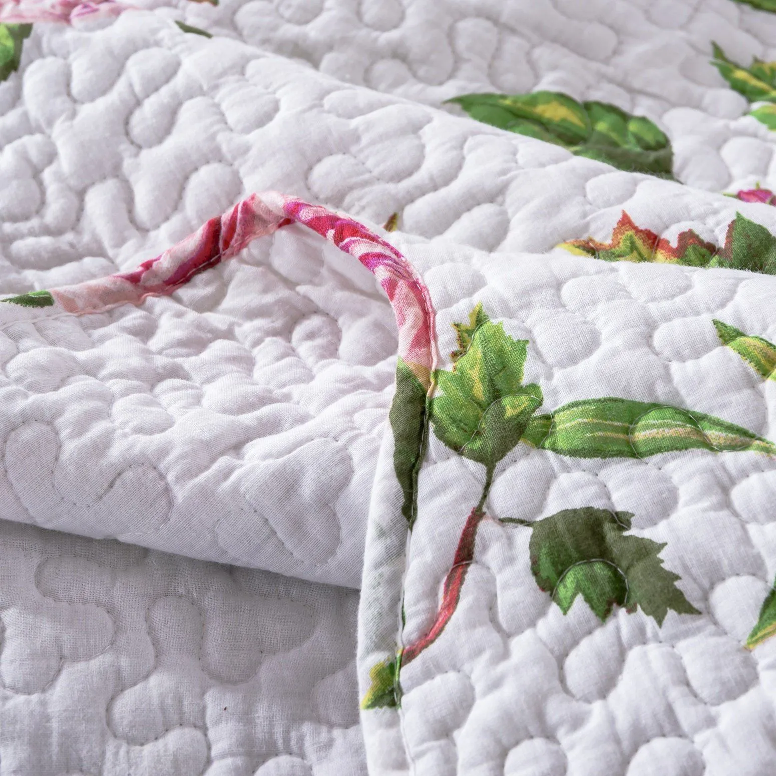 DaDa Bedding Romantic Roses Lovely Spring Pink Floral Quilted Scalloped Bedspread Set (JHW879)