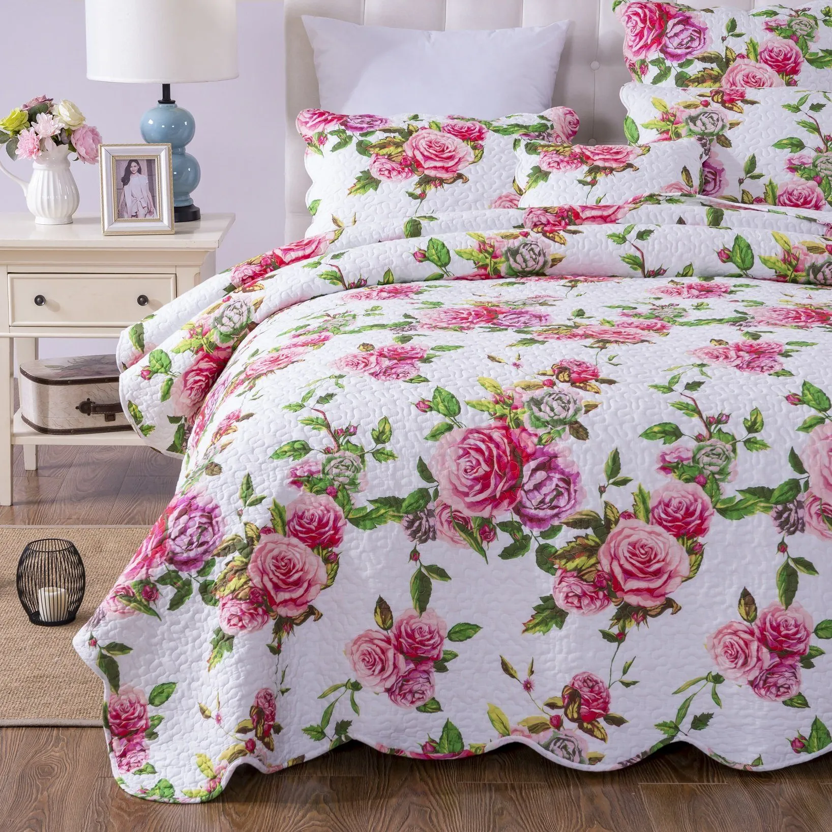 DaDa Bedding Romantic Roses Lovely Spring Pink Floral Quilted Scalloped Bedspread Set (JHW879)