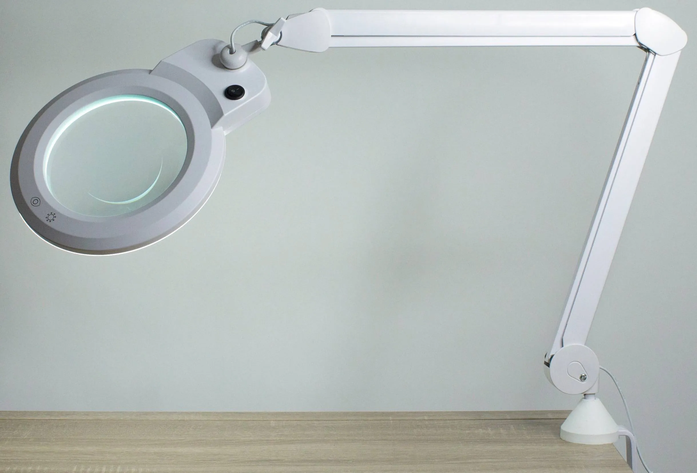 Native Lighting - Chameleon Magnifier Lamp (7 inch lens with 1.75x magnification. 3 colour temperatures)