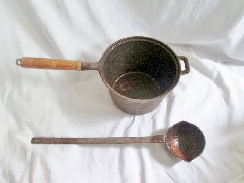 Vtg 300 Cast Iron Sauce Pan   Ladle 8.5" Pot Pan Cooking Camping Sits Flat