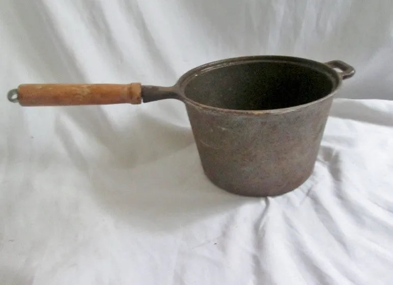 Vtg 300 Cast Iron Sauce Pan   Ladle 8.5" Pot Pan Cooking Camping Sits Flat