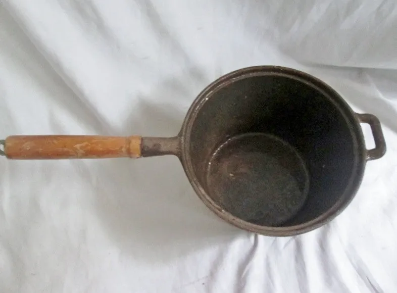 Vtg 300 Cast Iron Sauce Pan   Ladle 8.5" Pot Pan Cooking Camping Sits Flat